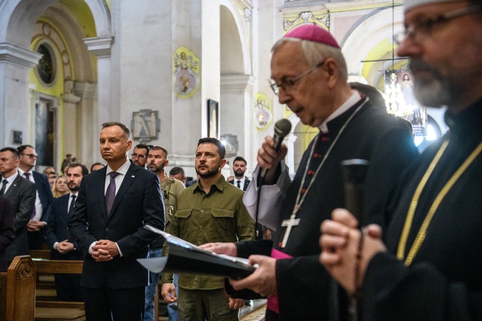 Andrzej Duda i Wołodymyr Zełenski w katedrze św. Apostołów Piotra i Pawła w Łucku