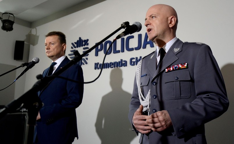 Minister spraw wewnętrznych i administracji Mariusz Błaszczak (L) podczas konferencji prasowej przedstawiającej nowego Komendanta Głównego Policji nadinspektora Jarosława Szymczyka