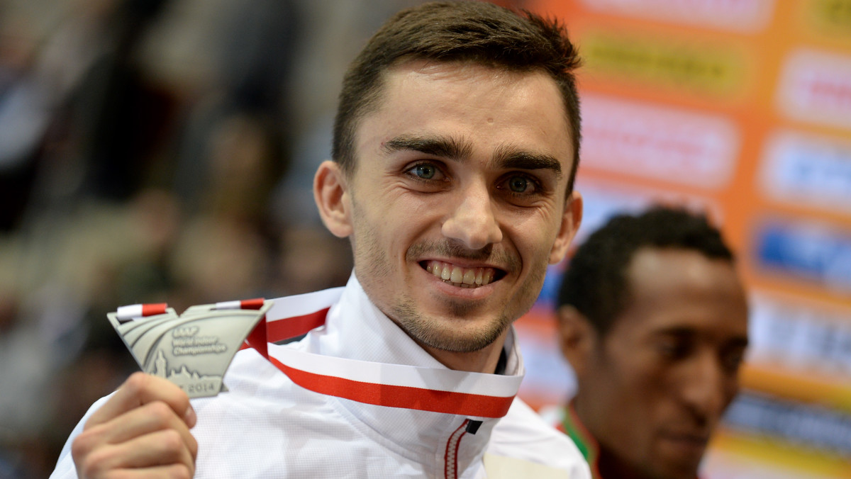 Lekkoatleta Adam Kszczot otrzymał w środę od władz Łodzi 12 tysięcy złotych. To nagroda za tytuł halowego wicemistrza świata w biegu na 800 m, który wywalczył kilka dni temu w Sopocie.