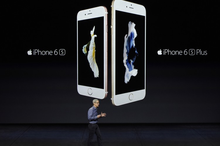 Apple chyba zdało sobie sprawę, że musi zdecydowanie wejść na rynek tanich smartfonów. Firma planuje w związku z tym dodać do swojej oferty (bazującej ostatnio głównie na iPhonie 7) nowego 4-calowego iPhone’a, który ma kosztować poniżej 500 dol. To wyraźny ukłon w stronę uboższego konsumenta i coraz ważniejszych w branży rynków wschodzących. Na fot. Tim Cook podczas prezentacji nowych urządzeń Apple - iPhone 6s i iPhone 6s Plus