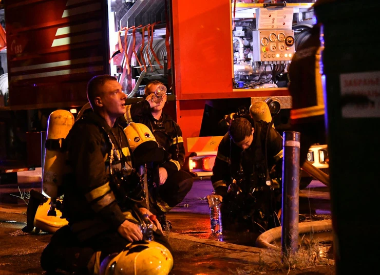 Slika vatrogasca koji kleči pred plamenom obilazi Srbiju: Stefan se 13 sati borio s vatrenom stihijom, a pamtimo ga i po ovom herojskom činu - Vimarsana News
