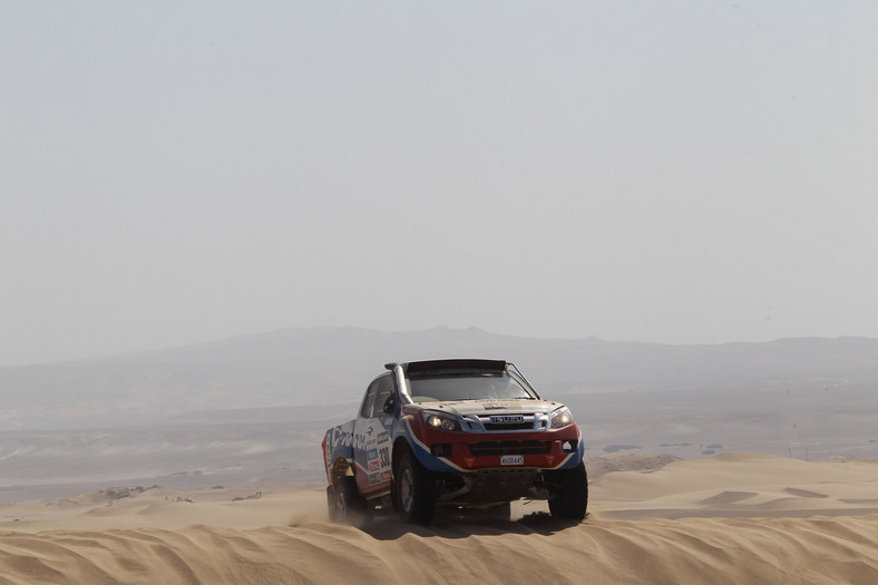 Dakar 2013: Hołowczyc zawiedziony, Sainz utknął na wydmach (2. etap, wyniki, galeria)