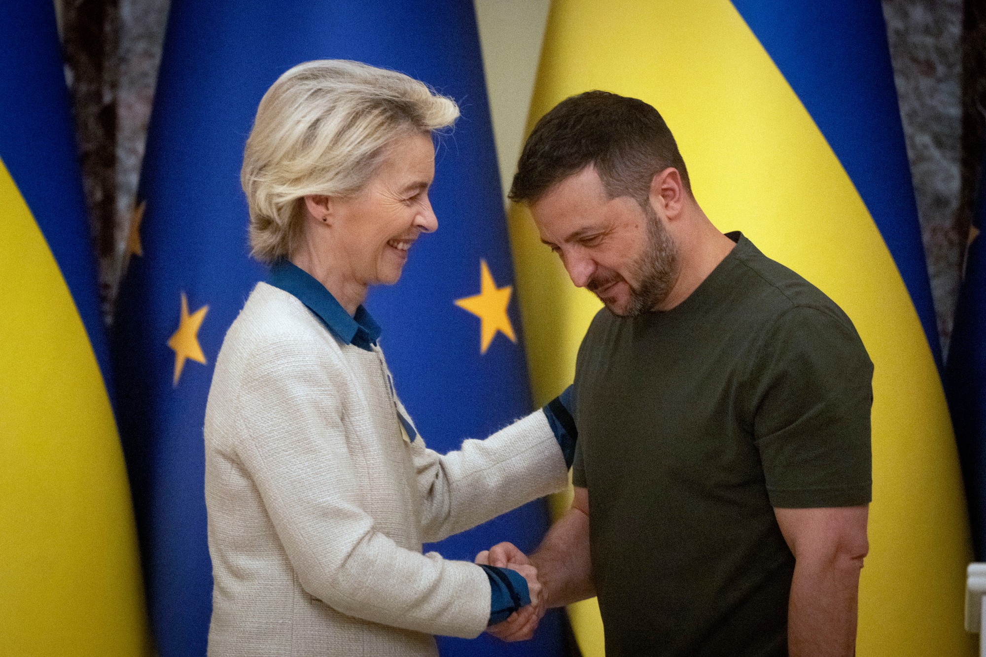 Predsedníčka Európskej komisie (EK) Ursula von der Leyenová (vľavo) a ukrajinský prezident Volodymyr Zelenskyj