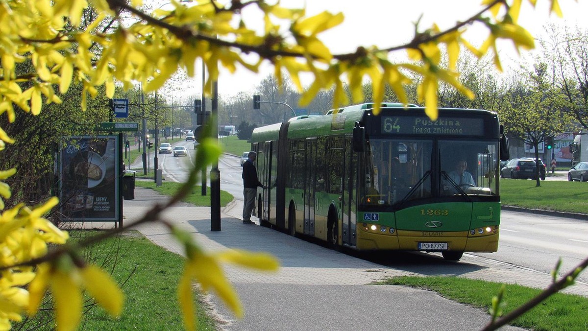 Zbliżają się Święta Wielkanocne. Zarząd Transportu Miejskiego zapowiada szereg zmian w kursowaniu tramwajów, autobusów oraz komunikacji podmiejskiej. Pierwsze ograniczenia zaczną obowiązywać już jutro, czyli w Wielki Piątek.