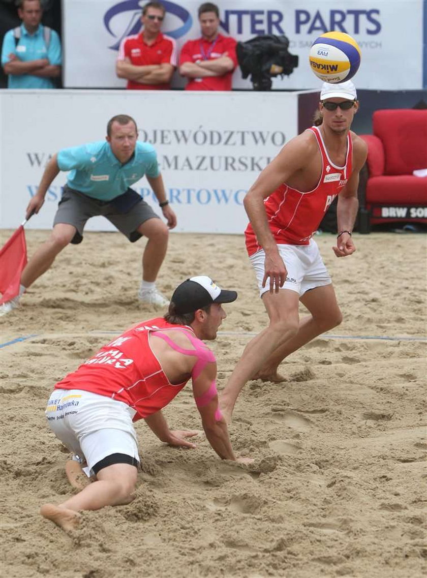 Polscy siatkarze Grzegorz Fijałek i Mariusz Prudel walczą o półfinał turnieju w Starych Jabłonkach