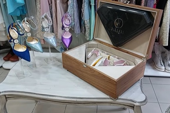 (VIDEO) Dame u njegovim cipelama od 17.000 EVRA HODAJU PO ZLATU, bukvalno! Novosadski obućar napravo najskuplji par štikli u Srbiji, zadivio i Pariz i Dubai