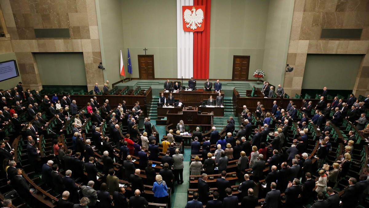 Sejm uczcił dzisiaj pamięć zamordowanego krytyka Kremla Borysa Niemcowa. W jednogłośnie przyjętej uchwale posłowie wyrazili oczekiwanie, że okoliczności śmierci rosyjskiego opozycjonisty zostaną wyjaśnione, a sprawcy nie pozostaną bezkarni.