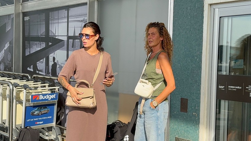 Mina Vrbaški sa majkom i bratom napustila Srbiju