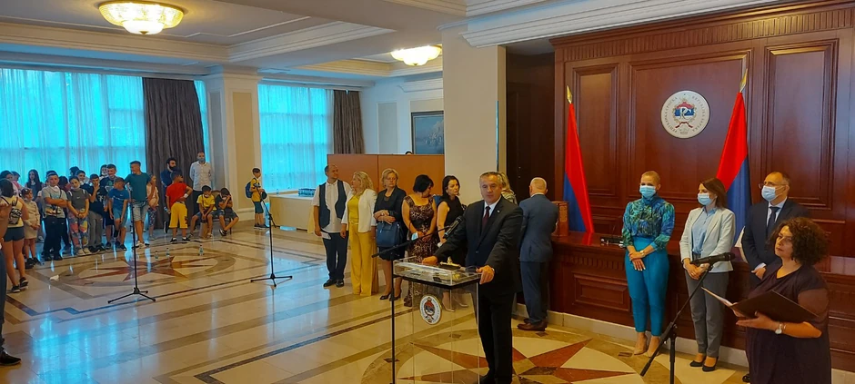 Radovan Viškovič i deca sa Kosova i Metohije 