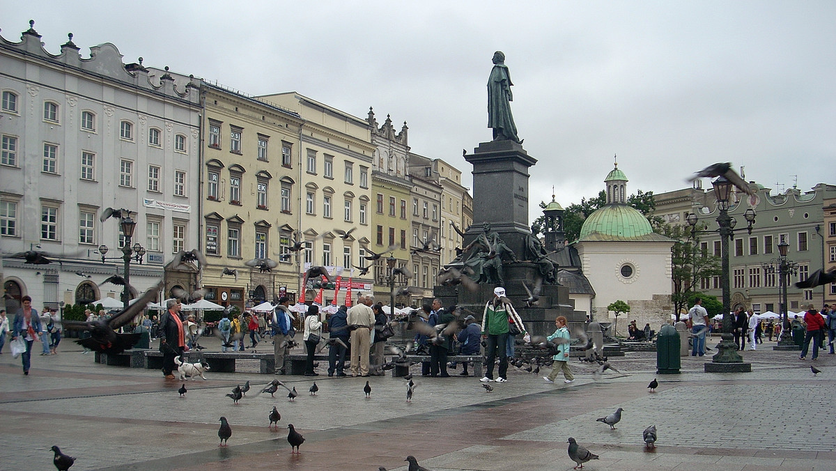 Replika znajdującego się na krakowskim Rynku pomnika Adama Mickiewicza wyruszy w podróż po Polsce. Akcja poprzedza zaplanowany na luty festiwal teatralny "Materia Prima" i - według organizatorów - odpowiada na "tęsknotę za wartościami i przewodnikami duchowymi".