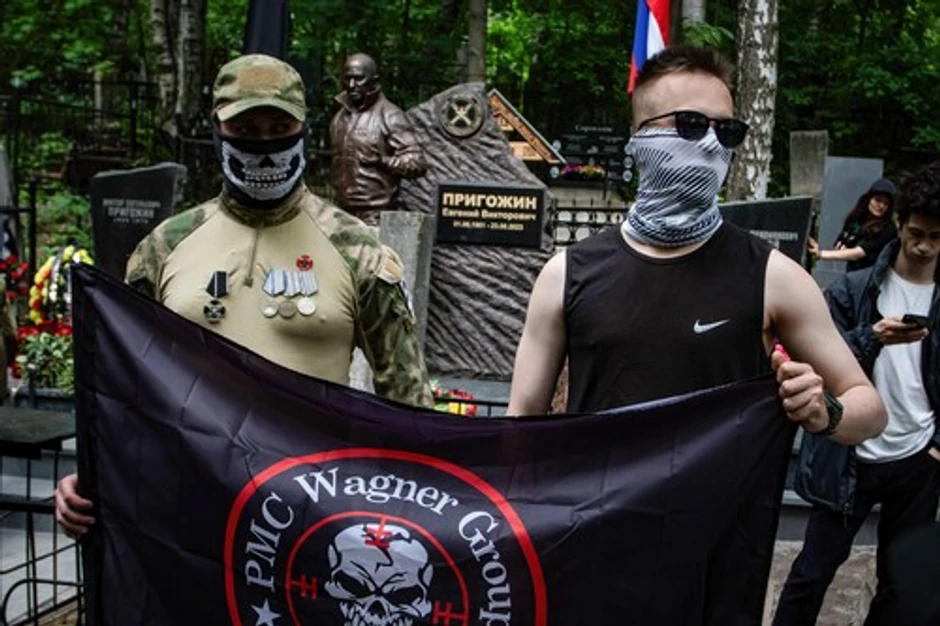 Borci grupe "Vagner" ispred spomenika ruskom plaćeniku Jevgeniju Prigožinu u Sankt Peterburgu