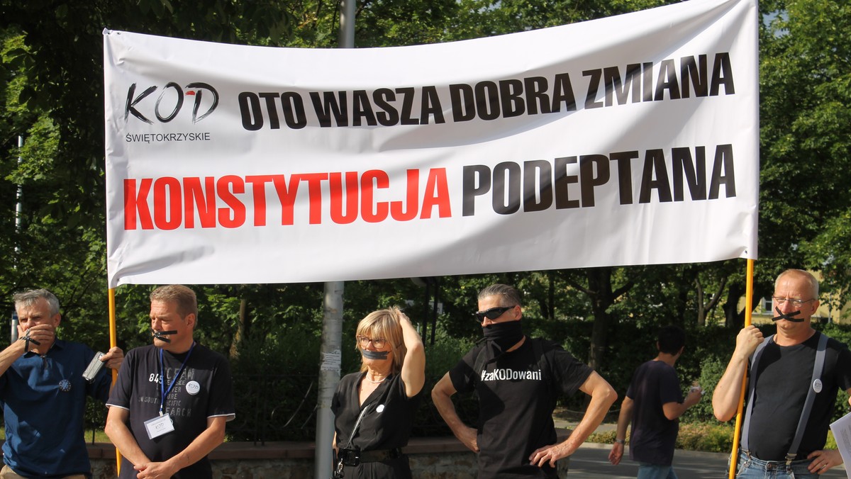 Świętokrzyscy działacze Komitetu Obrony Demokracji przyłączyli się do protestu przeciwko używaniu przemocy fizycznej na ulicach i bierności policji. Chodzi o atak na zwolenników KOD-u, do którego doszło w Gdańsku podczas wczorajszych uroczystości pogrzebowych Danuty Siedzikówny "Inki" oraz Feliksa Selmanowicza "Zagończyka".