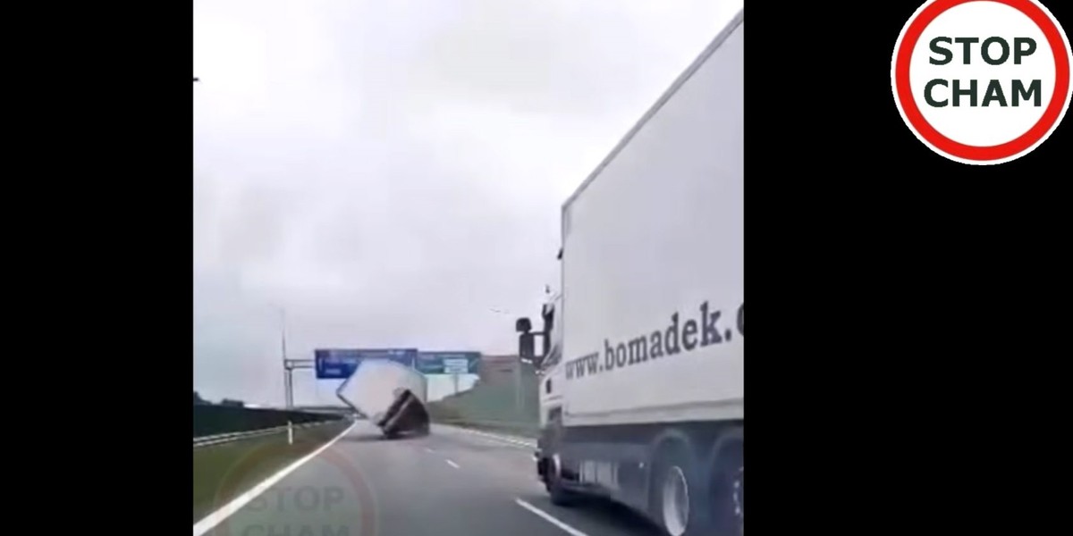 Ciężarówka położyła się na poboczu autostrady. Wszystko się nagrało.