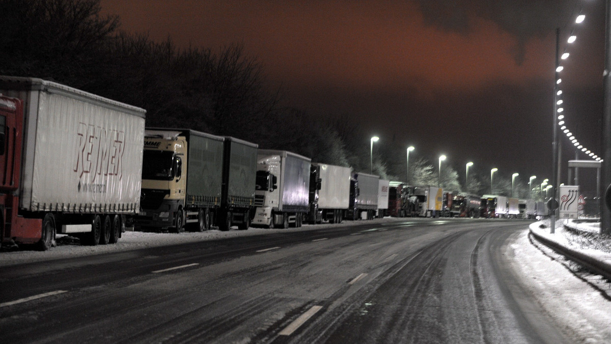 Kolejny atak zimy spowodował w czwartek wieczorem niemal zupełny chaos na niemieckich drogach. Obfite opady śniegu, tak jak ostrzegali wcześniej meteorolodzy, przyniósł z północy niż "Petra".