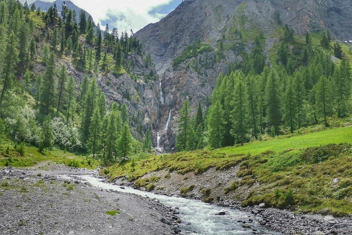 Im hintersten Teil des Tals versteckt sich ein eindrücklicher Wasserfall.