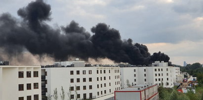 Wielki pożar w Warszawie. Unoszące się nad stolicą kłęby czarnego dymu widać z odległości kilku kilometrów