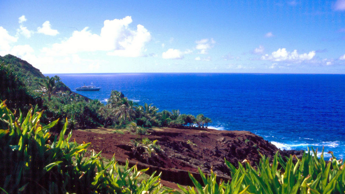 Pitcairn, odkryty w 1767 roku przez Brytyjczyków, w 1790 roku zasiedlili zbuntowani marynarze z ""Bounty"" i ich tahitańskie żony.