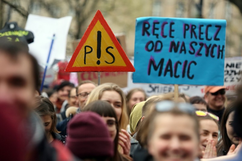 Sobotnią manifestację zorganizowało Porozumienie "Odzyskać wybór", które definiuje się jako "koalicja organizacji, grup i osób, walcząca o zabrane nam 23 lata temu prawo do aborcji". Porozumienie podkreśla, że nie zrzesza się z partiami politycznymi i podmiotami komercyjnymi. Uczestnicy demonstracji przynieśli transparenty z hasłami: "Martwe nie będziemy rodzić", "Prawo do aborcji prawem człowieka", "Edukacja seksualna zamiast kościelnej propagandy". Skandowano także: "Matka Polka ma już dość", "To nie kompromis to kompromitacja", "Moja macica nie pani broszka". Część protestujących przyniosła wieszaki, które stały się symbolem sprzeciwu wobec zaostrzenia przepisów aborcyjnych.