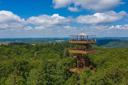 Wieża widokowa Wieżyca, z której można podziwiać panoramę Kaszubskiego Parku Krajobrazowego