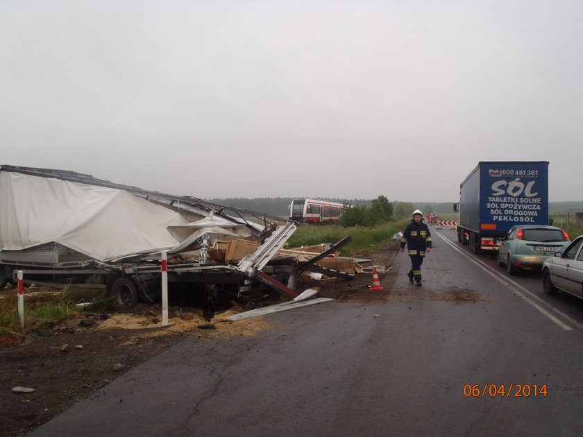 TIR zderzył się z szynobusem