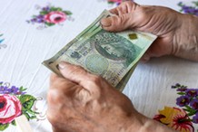 Te osoby od marca dostaną 373 zł miesięcznie. Tysiące osób z podwyższonym świadczeniem