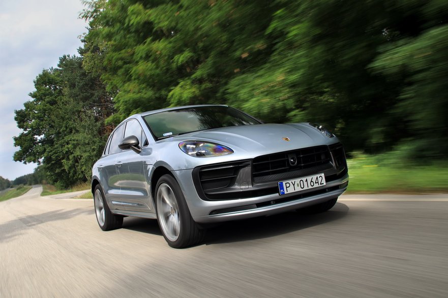 Macan T ma seryjnie obniżone o 15 mm zawieszenie z regulowaną twardością amortyzatorów. Sportowy charakter testowego auta podkręcały pneumatyczne zawieszenie i Porsche Torque Vectoring.