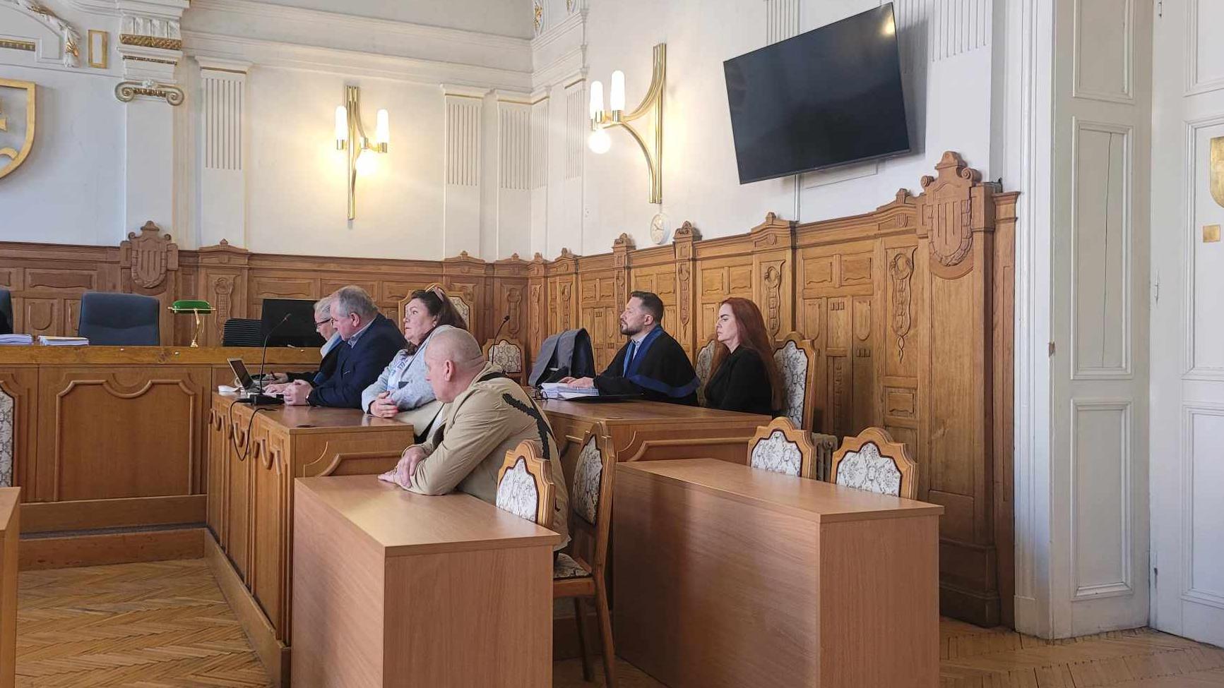 Obvinení z daňovej trestnej činnosti - v prvom rade zdola Jozef Lukáč, Hana Konkoľová a Pavol Konkoľ, v druhom rade Anna Petik Modrák.