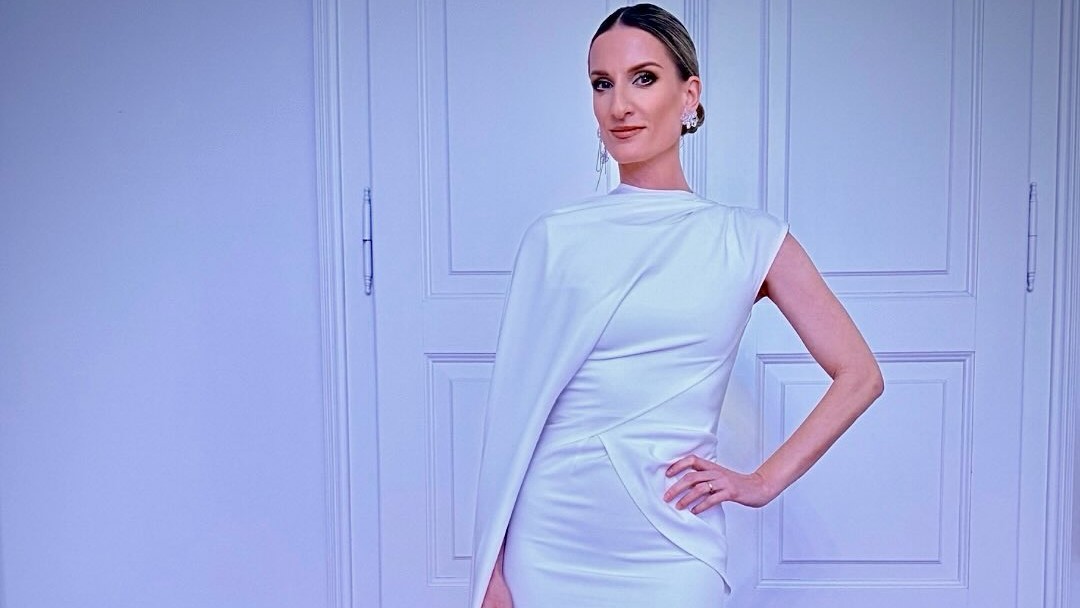 Adela Vinczeová bola moderovať Podnikateľku roka v nádherných šatách od zariny Šimkovič, bola nádherná: foto: IG/  @trochu_inak_s_adelou, @zarinasimkovic, @luciaruzova