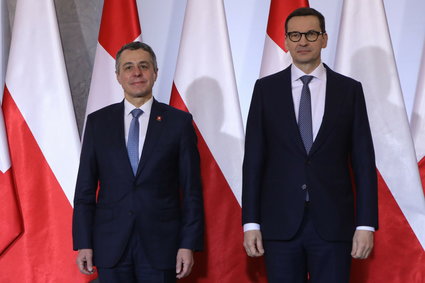 Premier Morawiecki namawia Szwajcarię na sankcje na oligarchów