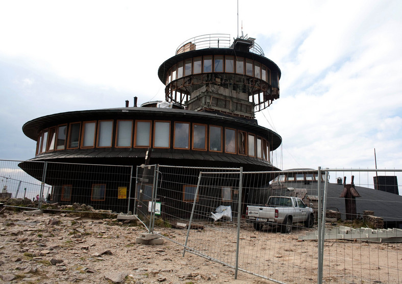 Uszkodzona górna kondygnacja obserwatorium na Śnieżce, 2009 r.