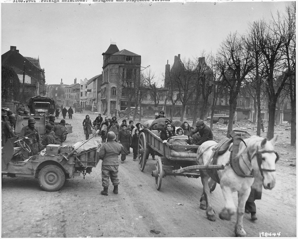 Belgijscy uchodźcy opuszczają miasto Bastogne