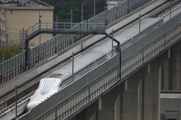 Japoński pociąg Maglev na torze doświadczalnym w prefekturze Yamanashi. 21.04.2015