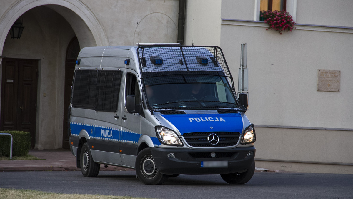 Pod zarzutem wywierania wpływu na świadka, do aresztu trafił 33-letni  mieszkaniec Zamościa. Mężczyzna groził przedmiotem przypominającym broń 24-letniej mieszańce miasta, starając się zmusić kobietę do wycofania zarzutów. Podejrzany został dzisiaj przesłuchany. Grozi mu do 10 lat więzienia.