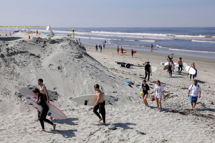 Surferzy na plaży w Kalifornii