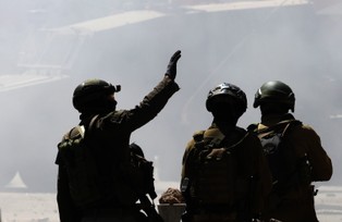 Izrael w "strategicznym potrzasku". Kraj musi czekać na ważną decyzję