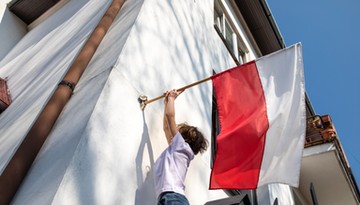 Flaga 11 listopada 2025: obowiązek wywieszenia, zasady i kary nawet do 5000 zł. Różnica między flagą a barwami