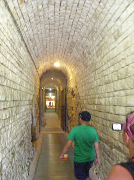 Amfiteatr - Arena - wejście w podziemia na wystawę poświęconą wytwarzaniu wina i oliwy z oliwek
