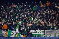 Dantejskie sceny po derbach Glasgow. Setki kibiców Rangers i Celticu wbiegło na murawę