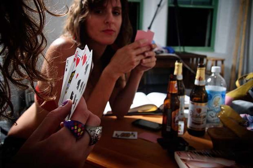 Zboczeńcy! Grają w rozbieranego pokera na oczach ludzi
