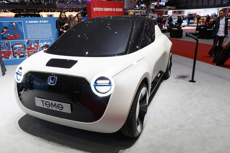 Honda i Europejski Instytut Wzornictwa (IED) z Turynu zaprezentowali projekt modelu Honda Tomo. Nowy produkt Hondy i IED można określić jako mały elektryczny pick-up. (z tyłu auta widoczna jest mała platforma). Wymiary elektrycznego prototypu mają 3,99 m długości, 1,84 m szerokości i 1,56 mm wysokości, a rozstaw osi wynosi 2,69 m.