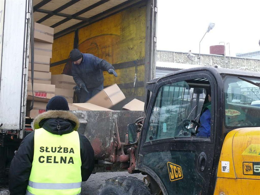 Fajki z przemytu poszły z dymem. FOTO