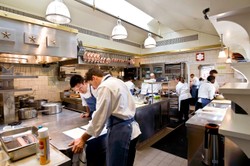 W Danii restauracje otwarte po 4 miesiącach. Dla zaszczepionych. Duńczycy rezerwują stoliki na potęgę