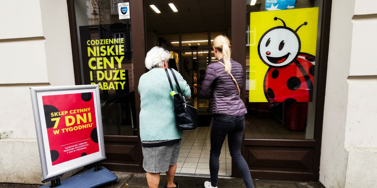 Kiedyś "na placówkę pocztową", dziś "na czytelnię", "na placówkę medyczną" czy "wypożyczalnię sprzętu". Sklepy kpią z przepisów od lat.