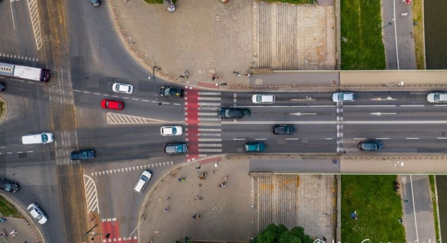 Konsultacje mają na celu poznanie potrzeb i opinii mieszkańców oraz krakowskich organizacji pozarządowych i grup nieformalnych w zakresie rozwoju zrównoważonego transportu w mieście.