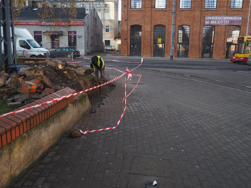 Naprawa murka na pl. Reymonta w Łodzi