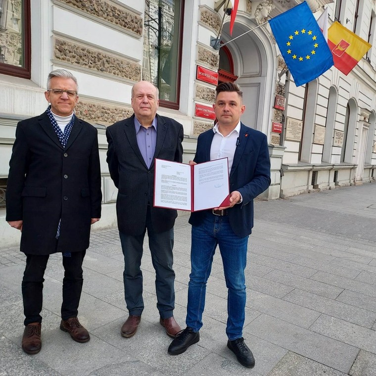 Profesorowie Uniwersytetu Łódzkiego (od lewej): Jarosław Płuciennik, Marek Ostrowski, Marcin Gołaszewski (także przewodniczący Rady Miejskiej w Łodzi z klubu KO). Ten trzeci ze swoim doniesieniem do prokuratury