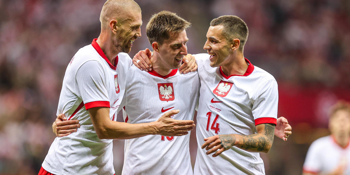 Taras Romanczuk (w środku) rozegrał na razie trzy mecze w reprezentacji Polski. Zdobył w nich jedną bramkę.