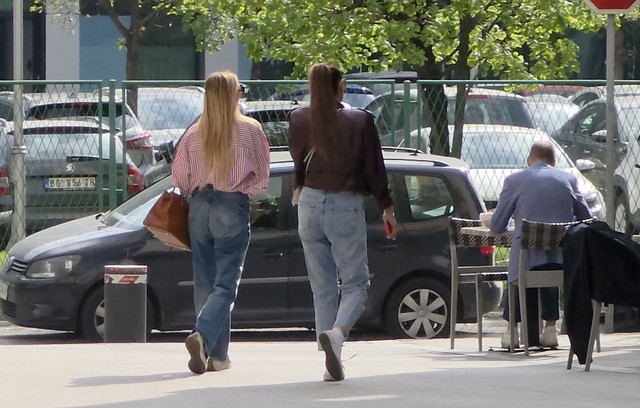 Luna i Anabela u kafiću