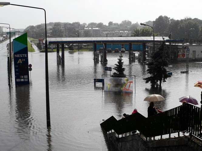 Zatopiony odcinek Trasy Armii Krajowej na wysokości ulicy Adama Mickiewicza.