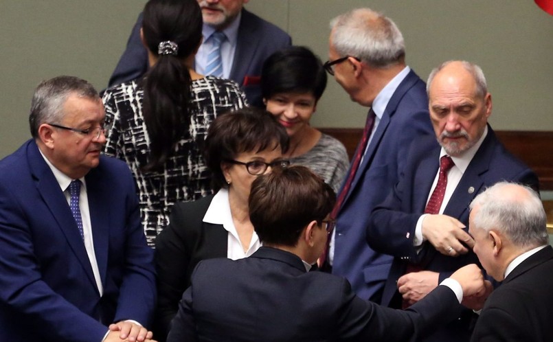 KLIKNIJ, BY POZNAĆ OCENĘ MINISTRÓW>>>br> Premier Beata Szydło szykuje zmiany w gabinecie, ale najpierw rząd ma w ciągu dwóch dni przyjąć program „Mieszkanie plus” przygotowany przez szefa resortu infrastruktury i budownictwa Andrzeja Adamczyka, a następnie projekt ustawy budżetowej na 2017 r. Dopiero później dowiemy się, jakie zmiany nastąpią w resortach. Jak wynika z nieoficjalnych informacji, będzie to raczej korekta, a nie rekonstrukcja gabinetu. Politycy związani z obozem rządzącym na ogół obstawiają, że główną zmianą w składzie rządu będzie dymisja ministra finansów Pawła Szałamachy. – Widać, że premier przestała go bronić – mówi polityk PiS. Minister finansów twardo mówiący „nie” kolejnym pomysłom kolegów z rządu nie może już liczyć na niczyje poparcie. Kogo jeszcze mogą dotknąć zmiany, trudno przesądzać. Beata Szydło, której pozycja w tej chwili jest bezpieczna, mówiła i o personalnych, i o systemowych zmianach. Dlatego pojawiły się spekulacje na temat przeniesienia części działów resortu finansów do kancelarii premiera i resortu rozwoju lub utworzeniu komitetu ekonomicznego rządu, co miałoby wzmocnić pozycję Mateusza Morawieckiego. RMF FM z kolei donosi, że to właśnie Morawiecki chciałby podziału resortu infrastruktury i budownictwa. Część infrastrukturalna miałaby trafić do resortu rozwoju, natomiast oddzielnie powstałby resort budownictwa wdrażający program „Mieszkanie plus”. To scenariusz, o którym pisaliśmy blisko miesiąc temu. DGP prezentuje subiektywne oceny poszczególnych ministrów. KLIKNIJ, BY PRZECZYTAĆ >>>
